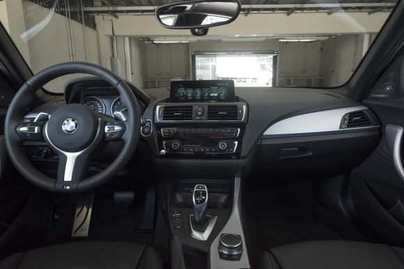 interior-bmw-140i BMW 140i - Preço, Ficha Técnica, Fotos