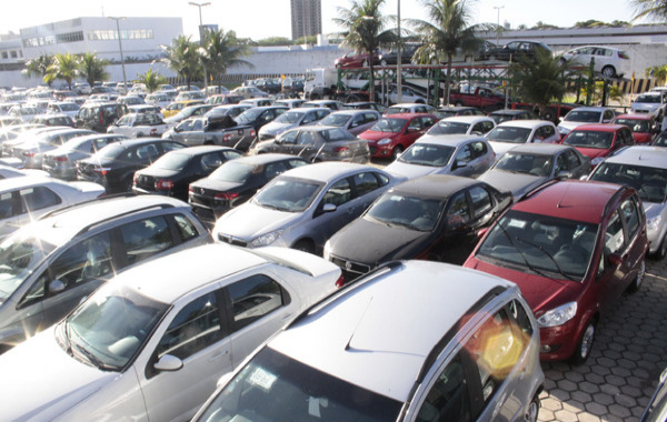 valor-carros-vai-cair Queda nas vendas de carros populares: será que você deve esperar para comprar o seu também?