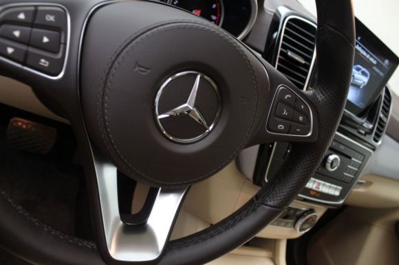 volante-mercerdes-gls Mercedes Benz GLS - Preço, Ficha Técnica, Fotos